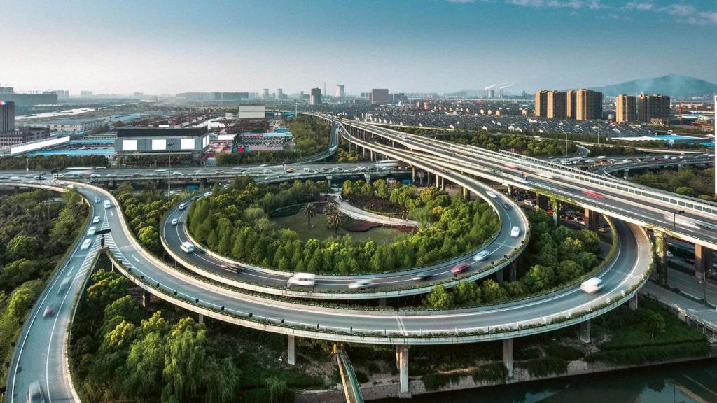 traffic on elevated expressway